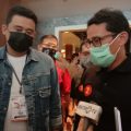 Wakil Ketua Dewan Pembina Partai Gerindra, Sandiaga Uno saat mengantarkan Bobby-Aulia ke lokasi Debat Pilkada.