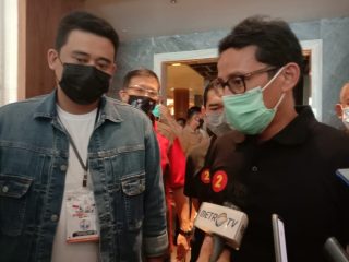 Wakil Ketua Dewan Pembina Partai Gerindra, Sandiaga Uno saat mengantarkan Bobby-Aulia ke lokasi Debat Pilkada.