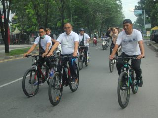 Calon Walikota Medan nomor urut 1, Akhyar Nasution berolahraga sepeda dengan para Tim Komunitas Anak Medan Pendukung Ustadz Salman (Kampus), Minggu (18/11/2020).