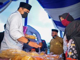 Bobby Nasution melihat Bazar yang diadakan di Masjid Jami' Hanifah.