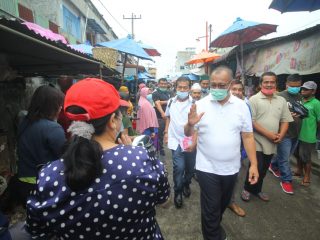 Calon Walikota Medan nomor urut 1, Akhyar Nasution membagikan masker di Pasar Bersama, Jalan Mandala By Pass.