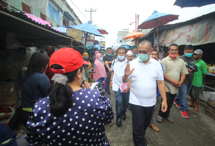 Calon Walikota Medan nomor urut 1, Akhyar Nasution membagikan masker di Pasar Bersama, Jalan Mandala By Pass.