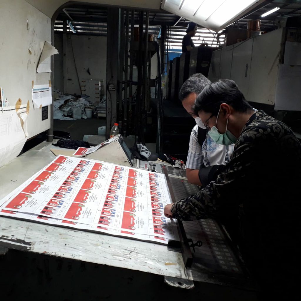 Komisioner KPU Medan, Rinaldi Khair sedang memeriksa suara - suara yang sedang dalam proses cetak.