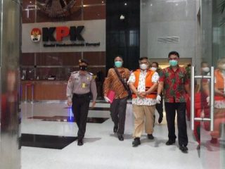 Bupati Labura (tiga dari kiri) saat dibawa menuju rutan sementara.(int)
