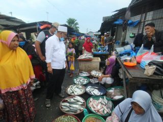 Calon Walikota Medan nomor urut 1, Akhyar Nasution saat Menyapa warga Pasar Kapuas.
