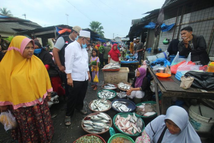 Calon Walikota Medan nomor urut 1, Akhyar Nasution saat Menyapa warga Pasar Kapuas.