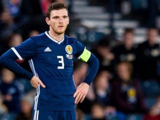 Back Liverpool Andrew Robertson saat menggunakan jersey negaranya, Skotlandia.