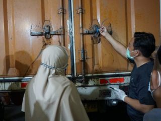 Surat Suara tiba di gudang KPU Medan di eks Bandara Polonia, Minggu (15/11/2020) malam.