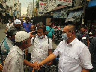 Calon Walikota Medan, Akhyar Nasution saat mendatangi Pajak Ikan Lam, Senin (16/11/2020).