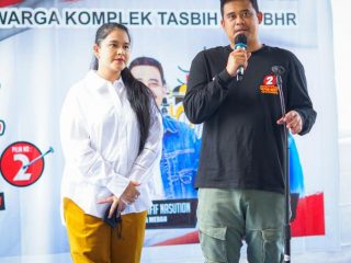 Bobby Nasution dan Kahiyang Ayu pada acara temu jiran di Lapangan Basket Komplek Tasbih.