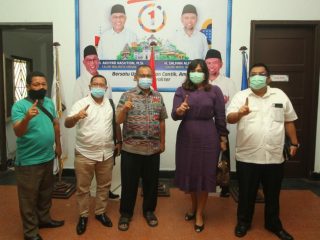 Akhyar saat foto bersama di Rumah Pemenangan AMAN, Jalan Sudirman, Selasa (17/11/2020).