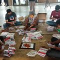 Surat Suara Mulai dirapikan oleh anggota KPU Kota Medan.