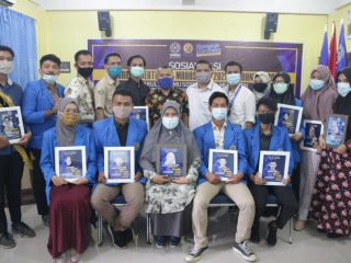 Mahasiswa dan Dosen FISIP UMSU berprestasi foto bersama.