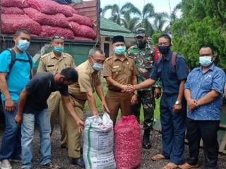 Pemberian benih bawang kepada kelompok tani asahan oleh Gugus Tugas Percepatan Penanganan (GTPP) Covid-19 Sumut.
