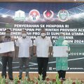 Penyerahan Surat Keputusan (SK) penetapan oleh Menteri Pemuda dan Olahraga (Menpora).