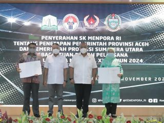 Penyerahan Surat Keputusan (SK) penetapan oleh Menteri Pemuda dan Olahraga (Menpora).