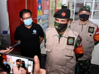 Kolonel Inf Azhar Muliyadi (tengah) saat memberikan pers terkait penanganan Covid-19 belum lama ini.