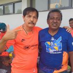 Almarhum Ricky Yakob (baju orange) berfoto bersama sahabat Taufik Ashari sebelum laga Trofeo Medan dimulai di Lapangan ABC Senayan, Jakarta Pusat, Sabtu (21/11/2020).