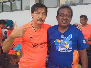 Almarhum Ricky Yakob (baju orange) berfoto bersama sahabat Taufik Ashari sebelum laga Trofeo Medan dimulai di Lapangan ABC Senayan, Jakarta Pusat, Sabtu (21/11/2020).