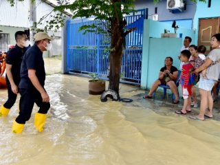 Gubernur Sumatera Utara (Sumut) Edy Rahmayadi langsung turun ke lapangan meninjau banjir Kota Tebing Tinggi, Sabtu (28/11).