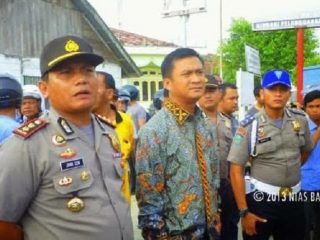 Kombes Pol John CE Nababan (kiri) saat menjabat Kapolres Nias Selatan dengan pangkat Ajun Komisaris Besar Polisi. (int)