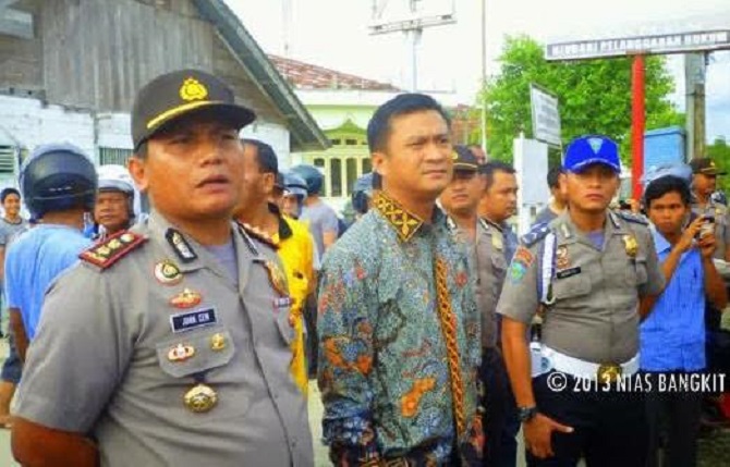 Kombes Pol John CE Nababan (kiri) saat menjabat Kapolres Nias Selatan dengan pangkat Ajun Komisaris Besar Polisi. (int)