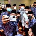 Sejumlah kafilah Sumut di MTQN Sumbar, selfie bersama Gubsu Edy dan Walikota Tebingtinggi Umar Z Hasibuan, di Kota Padang, Sabtu (14/11/2020).