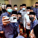 Sejumlah kafilah Sumut di MTQN Sumbar, selfie bersama Gubsu Edy dan Walikota Tebingtinggi Umar Z Hasibuan, di Kota Padang, Sabtu (14/11/2020).