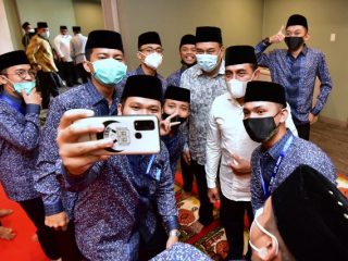 Sejumlah kafilah Sumut di MTQN Sumbar, selfie bersama Gubsu Edy dan Walikota Tebingtinggi Umar Z Hasibuan, di Kota Padang, Sabtu (14/11/2020).