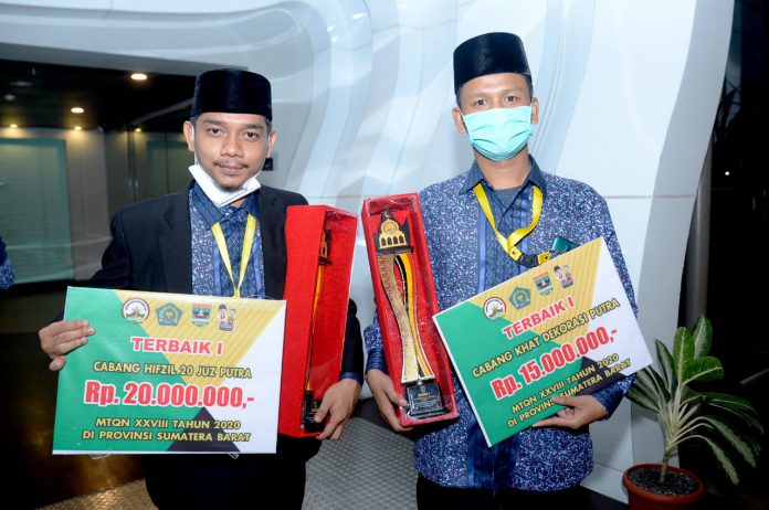 Rizki Maulana (kiri) dan Taufik Hasibuan (kanan). Dua anak muda ini menjadi penjaga wajah Sumut di MTQN 2020 setelah menjadi yang terbaik di kelas lomba masing-masing.(ist)