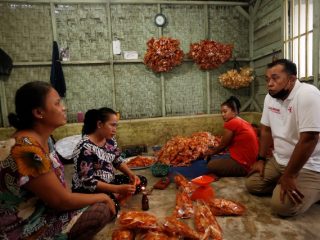 Cawa Walikota Medan, Aulia Rachman, saat menemui pelaku UMKM di Marelan. (ist)