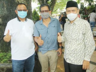 Rocky Gerung (tengah) bersama Akhyar Nasution dan Salman Alfarisi di Merdeka Walk, Medan.(ist)