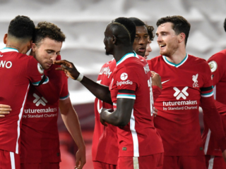 Roberto Firmino dan Diogo Jota melakukan selebrasi usai keduanya mencetak gol pada kemenangan Liverpool 3-0 atas Leicester City dinihari tadi.(ist/cbss)