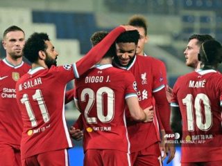 Diogo Jota (20) diberi selamat oleh pemain Liverpool lainnya usai mencetak hattrick ke gawang Atalanta. Liverpool menang 5-0 di Liga Champions tadi malam.(int)