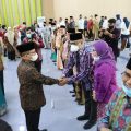 Rektor UINSU Prof Syahrin Harahap menyalami Dr Muhammad Yafiz yang dilantik sebagai Dekan Fakultas Ekonomi dan Bisnis Islam serta pejabat lainnya, Selasa (1/12/2020)