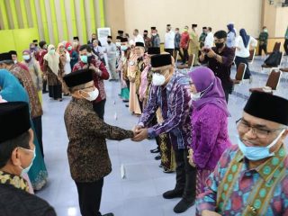 Rektor UINSU Prof Syahrin Harahap menyalami Dr Muhammad Yafiz yang dilantik sebagai Dekan Fakultas Ekonomi dan Bisnis Islam serta pejabat lainnya, Selasa (1/12/2020)