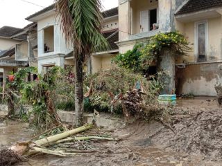 Kondisi perumahan di Tanjung Selamat, usai diterjang banjir. Korban tewas mencapai 5 orang.(finta/kaldera)