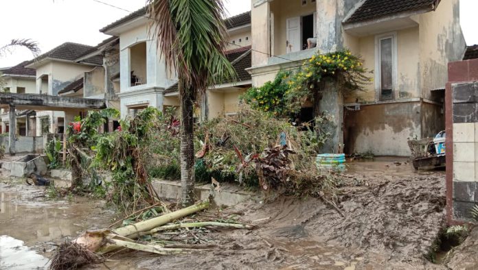 Kondisi perumahan di Tanjung Selamat, usai diterjang banjir. Korban tewas mencapai 5 orang.(finta/kaldera)