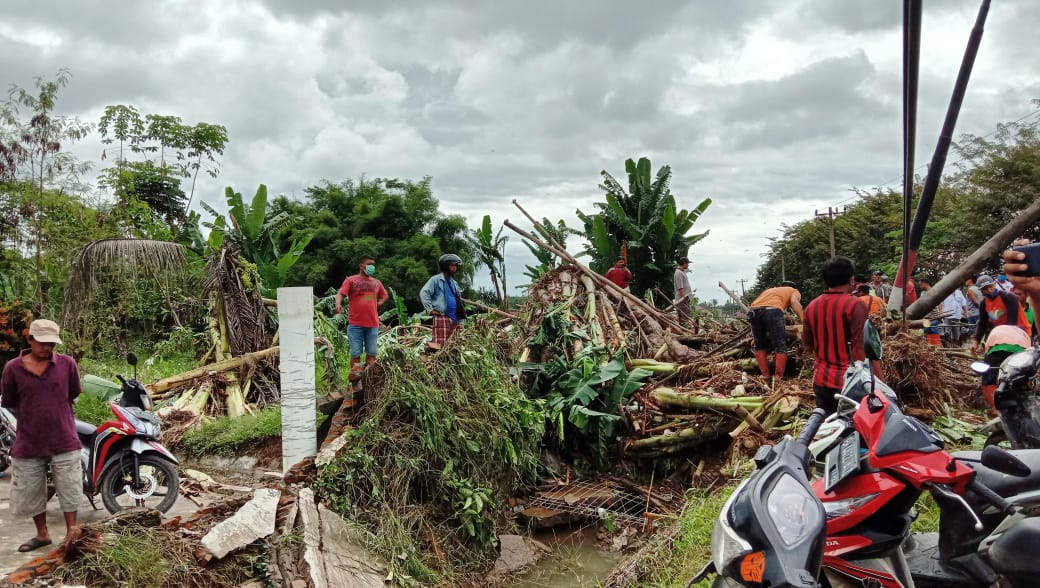 Sejumlah warga korban banjir Tanjung Selamat mencoba mencari barang mereka yang masih bisa diselamatkan.(finta/kaldera)