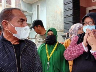 Gubsu Edy Rahmayadi berbicara dengan Eva, isteri dari Herman yang masih hilang di Banjir Tanjung Selamat.(finta/kaldera)