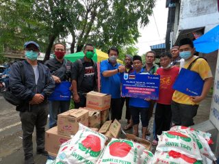Majelis Ta’lim Karyawan PT. XL Axiata Tbk (MTXL Axiata) bekerjasama dengan Pewarta Foto Indonesia (PFI) Medan menyalurkan bantuan untuk masyarakat yang terdampak banjir yang melanda Kota Medan dan sekitarnya.