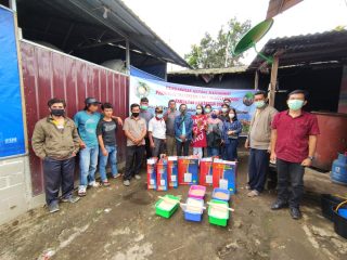 Ketua Tim Pengabdian Masyarakat Program Magister Agroteknologi Pertanian USU Dr IR Marheni MP berfoto bersama dengan petani