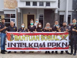 Pengurus YPPKN Intelkom Sumut foto bersama saat memberikan bantuan sosial kepada para korban banjir di De Flamboyan yang masih berada di pengungsian, Kamis (10/12/2020)
