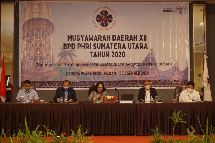 Dewi Juita Purba (tengah) ditunjuk BPP PHRI menjadi ketua sementara PHRI Sumut melalui surat mandat yang dikirimkan sampai terpilihnya ketua baru.