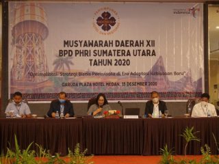 Dewi Juita Purba (tengah) ditunjuk BPP PHRI menjadi ketua sementara PHRI Sumut melalui surat mandat yang dikirimkan sampai terpilihnya ketua baru.