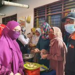 Tim PKM Dosen FE Unimed saat memberikan pelatihan dan pengembangan produksi hingga pemasaran sate kerang di Kampung KB Desa Sekip Jaya Lubuk Pakam.
