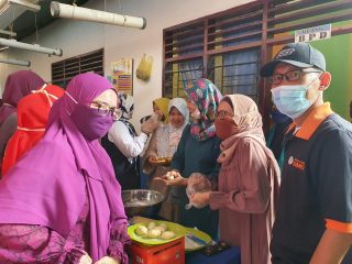 Tim PKM Dosen FE Unimed saat memberikan pelatihan dan pengembangan produksi hingga pemasaran sate kerang di Kampung KB Desa Sekip Jaya Lubuk Pakam.