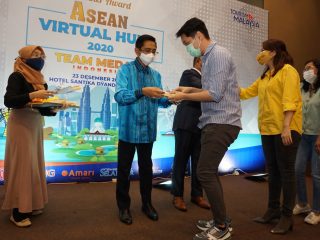 Aiyub Omar menyerahkan hadiah Malaysia Virtual Hunt 2020 kepada pemenang dari Medan di Hotel Santika Rabu lalu.