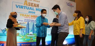 Aiyub Omar menyerahkan hadiah Malaysia Virtual Hunt 2020 kepada pemenang dari Medan di Hotel Santika Rabu lalu.