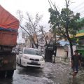 Seorang warga berjalan di genangan banjir di Jalan Marelan Raya, Sabtu (26/12/2020). Warga berharap walikota medan punya solusi untuk banjir di sana.(mustivan/kaldera)